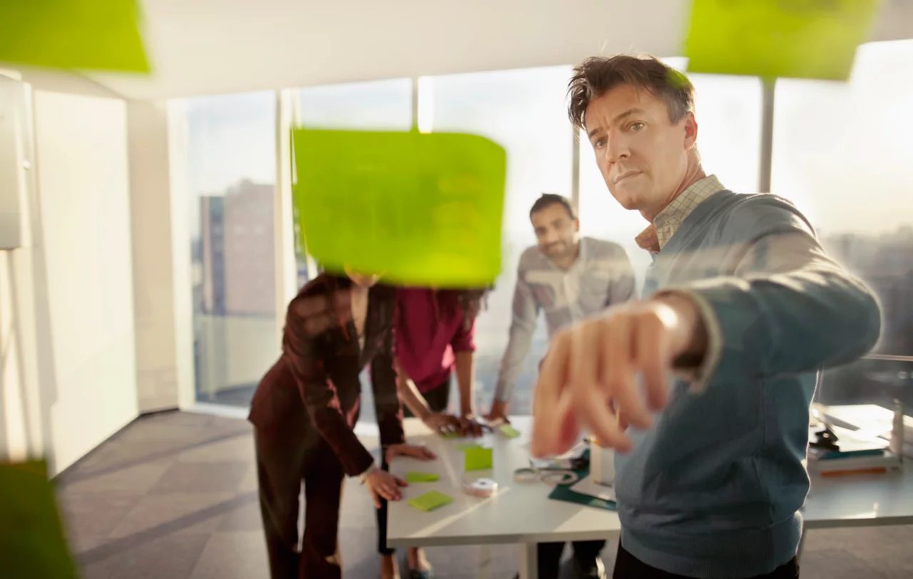 Equipo de DISING trabajando en estrategia tecnológica